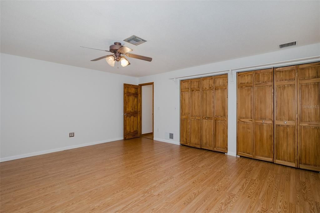 合同活跃: $579,900 (4 贝兹, 2 浴室, 2536 平方英尺)