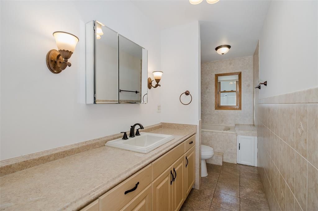 合同活跃: $579,900 (4 贝兹, 2 浴室, 2536 平方英尺)