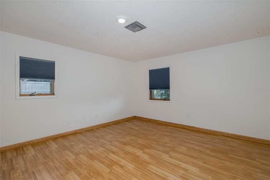 合同活跃: $579,900 (4 贝兹, 2 浴室, 2536 平方英尺)