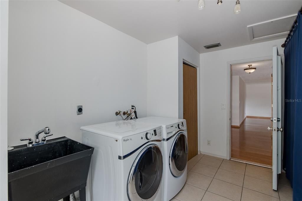 合同活跃: $579,900 (4 贝兹, 2 浴室, 2536 平方英尺)