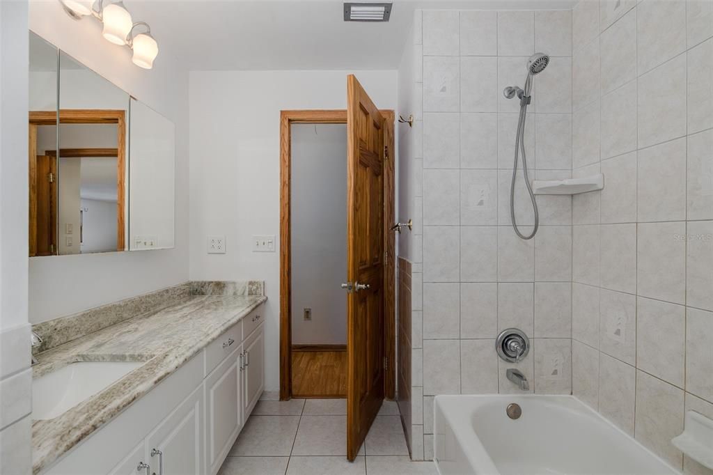 合同活跃: $579,900 (4 贝兹, 2 浴室, 2536 平方英尺)