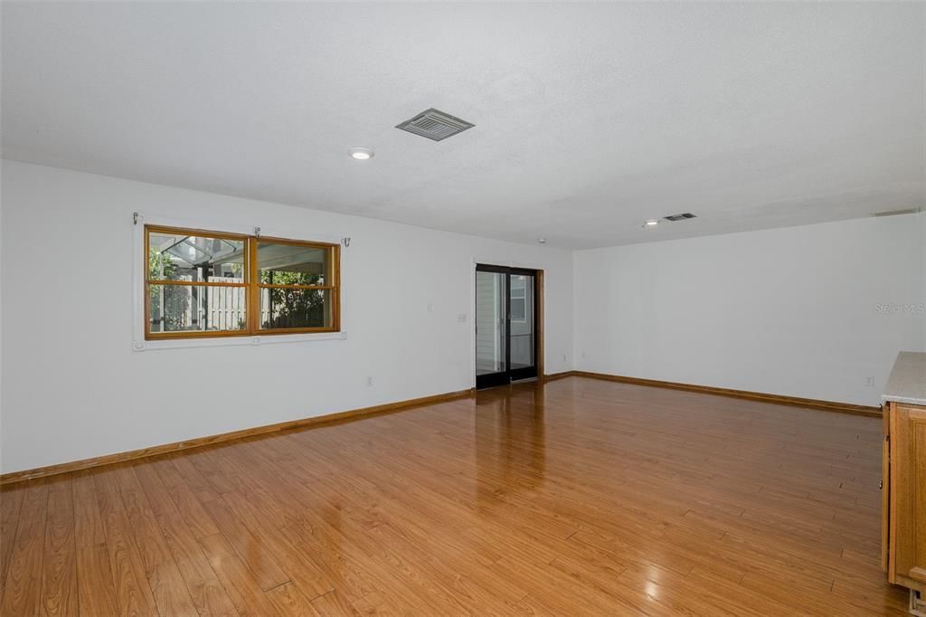 合同活跃: $579,900 (4 贝兹, 2 浴室, 2536 平方英尺)