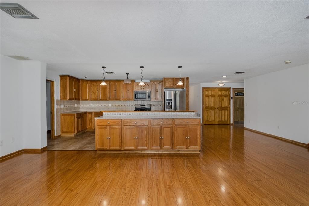 合同活跃: $579,900 (4 贝兹, 2 浴室, 2536 平方英尺)