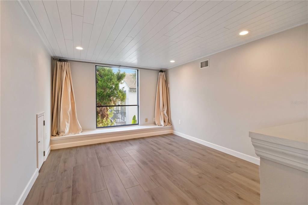 Activo con contrato: $2,100,000 (3 camas, 3 baños, 2849 Pies cuadrados)