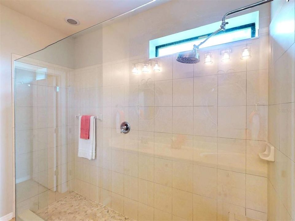 En Venta: $399,999 (2 camas, 2 baños, 1698 Pies cuadrados)