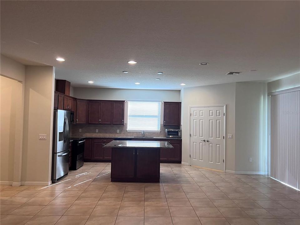 For Rent: $2,700 (5 beds, 3 baths, 4139 Square Feet)