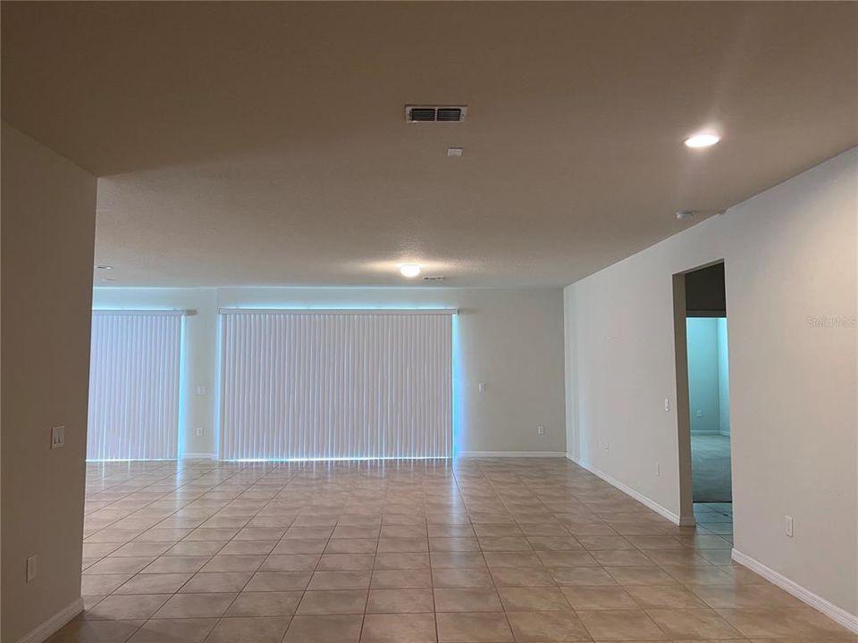 For Rent: $2,700 (5 beds, 3 baths, 4139 Square Feet)