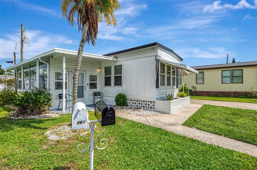 For Sale: $115,000 (2 beds, 1 baths, 684 Square Feet)