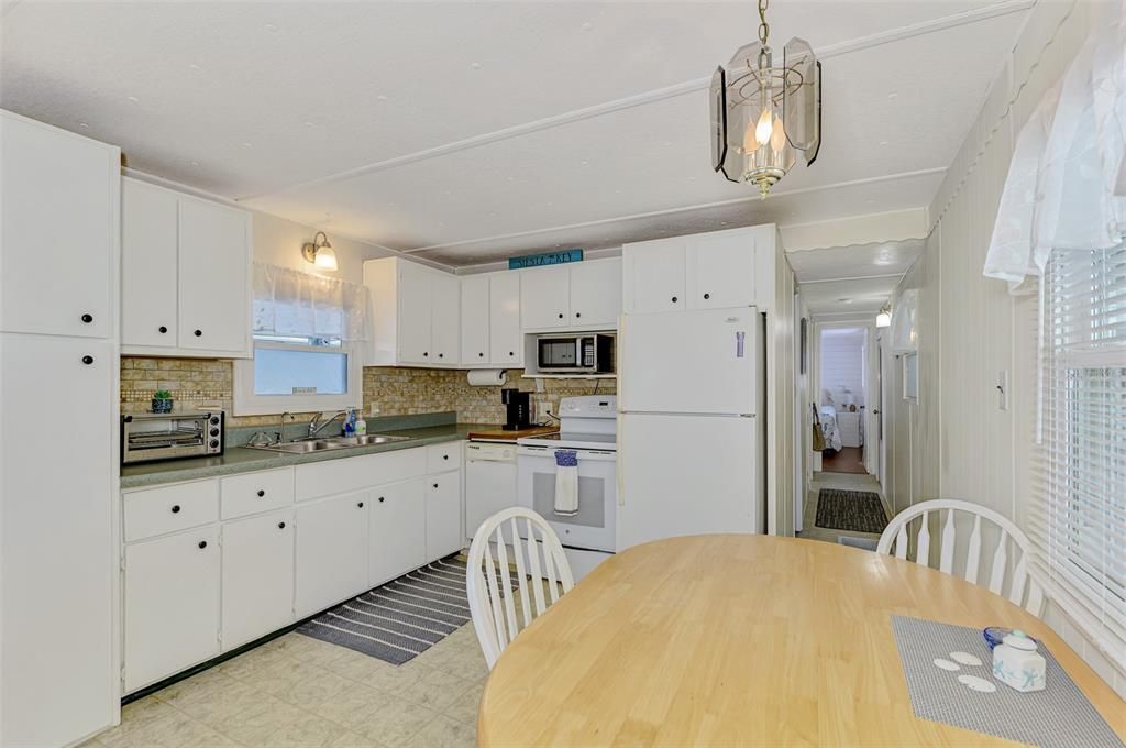 For Sale: $115,000 (2 beds, 1 baths, 684 Square Feet)