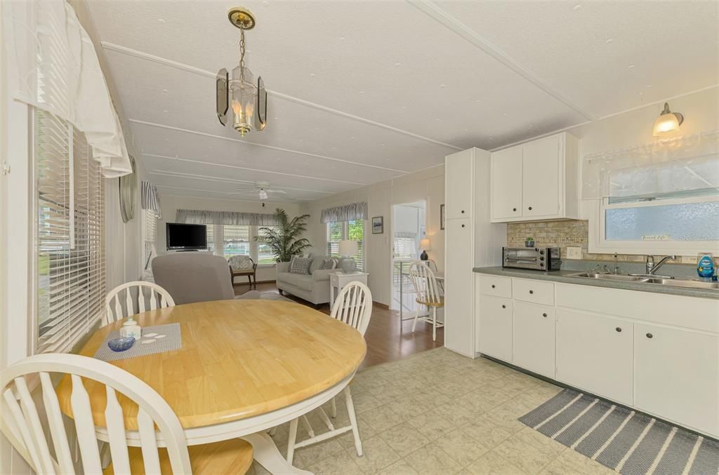 For Sale: $115,000 (2 beds, 1 baths, 684 Square Feet)