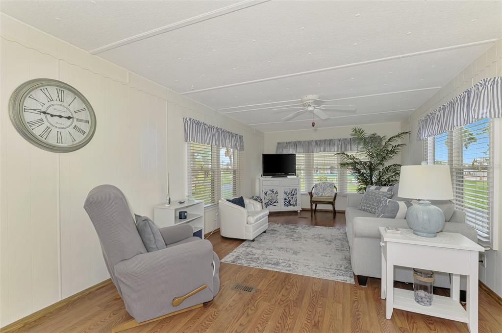 For Sale: $115,000 (2 beds, 1 baths, 684 Square Feet)