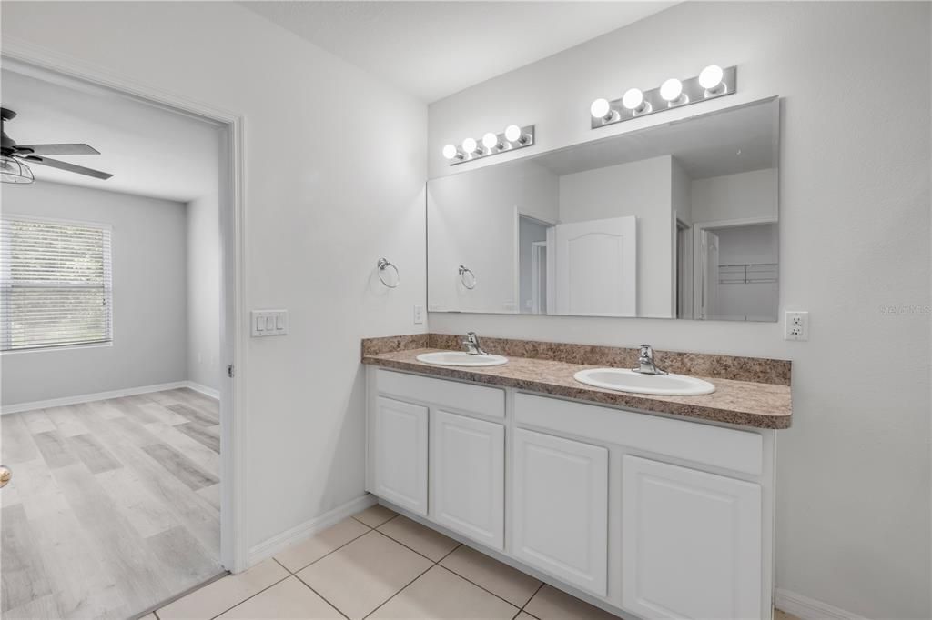 待售: $800,000 (4 贝兹, 2 浴室, 1812 平方英尺)