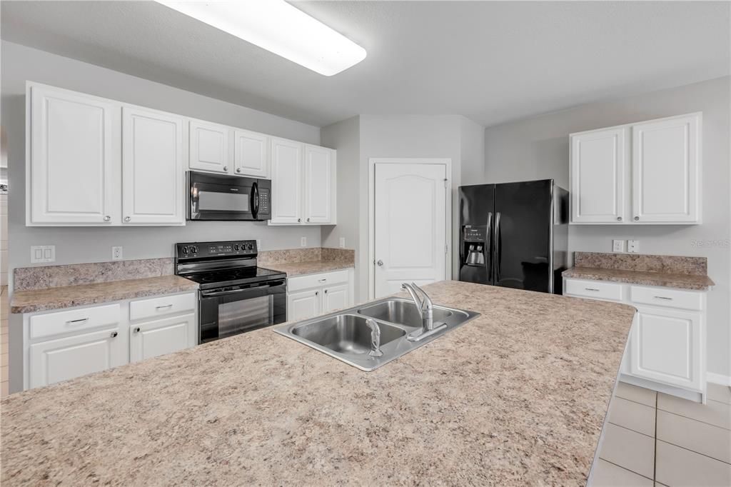 待售: $800,000 (4 贝兹, 2 浴室, 1812 平方英尺)