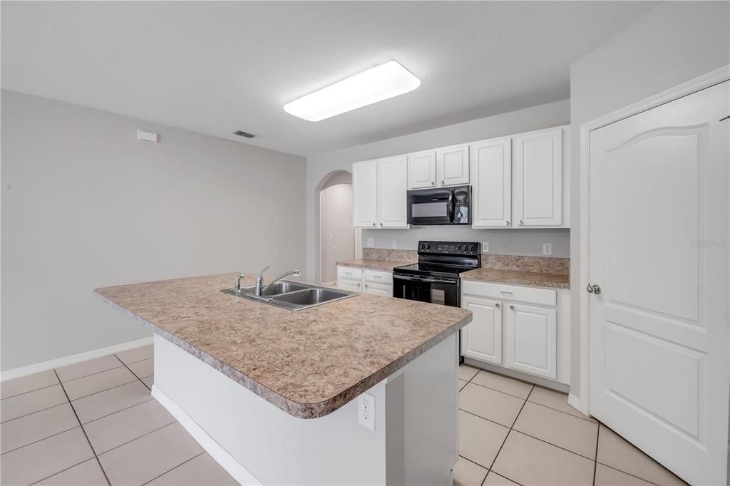 待售: $800,000 (4 贝兹, 2 浴室, 1812 平方英尺)