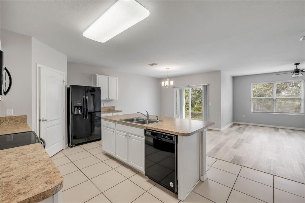 待售: $800,000 (4 贝兹, 2 浴室, 1812 平方英尺)