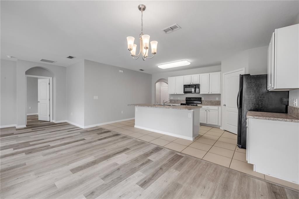 待售: $800,000 (4 贝兹, 2 浴室, 1812 平方英尺)