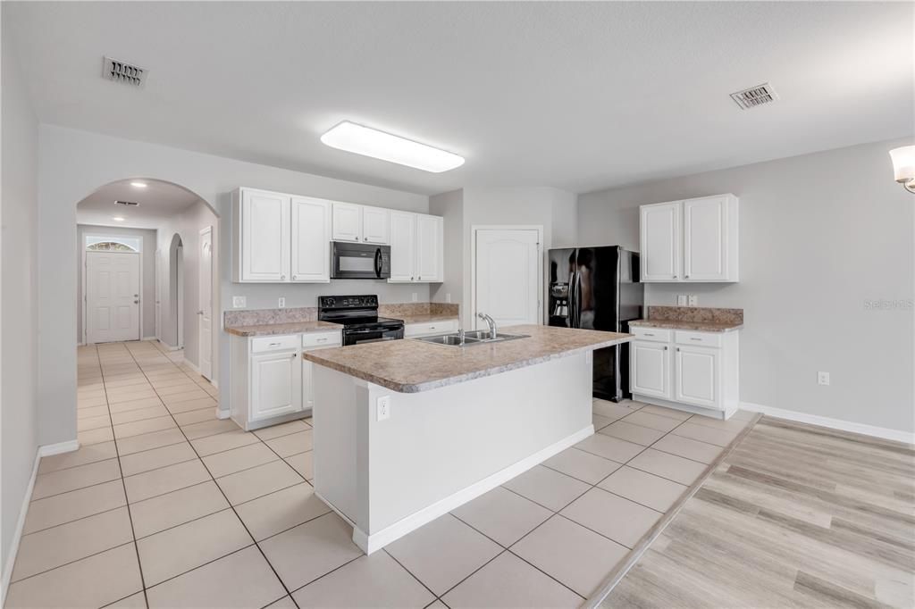 待售: $800,000 (4 贝兹, 2 浴室, 1812 平方英尺)