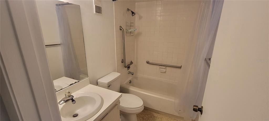 出租: $1,300 (2 贝兹, 2 浴室, 897 平方英尺)