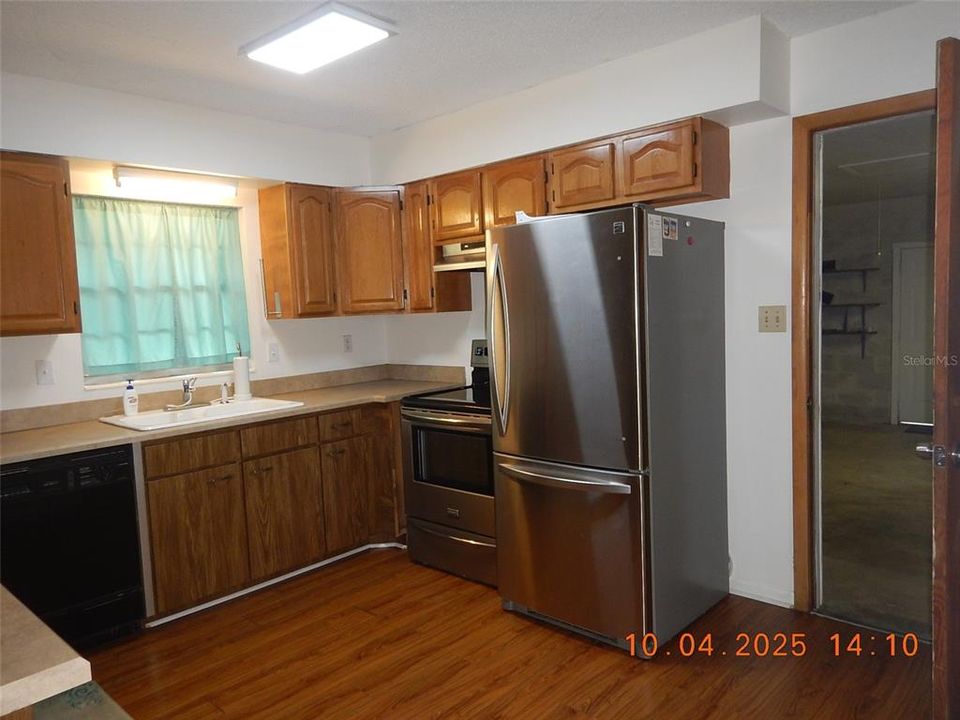 Active With Contract: $1,975 (3 beds, 2 baths, 1672 Square Feet)