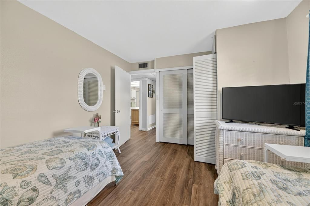 Под контрактом: $119,900 (2 спален, 2 ванн, 960 Квадратных фут)