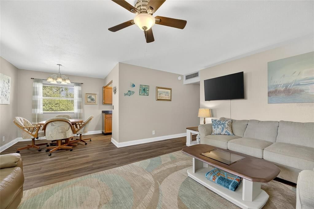 Под контрактом: $119,900 (2 спален, 2 ванн, 960 Квадратных фут)