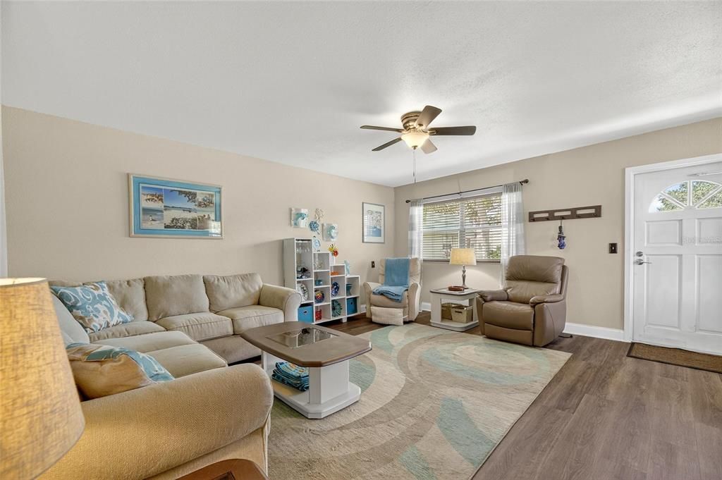 Под контрактом: $119,900 (2 спален, 2 ванн, 960 Квадратных фут)