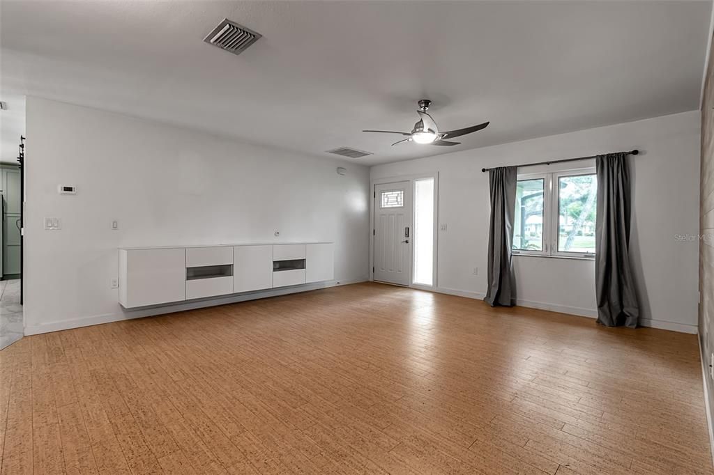 合同活跃: $450,000 (3 贝兹, 2 浴室, 1480 平方英尺)