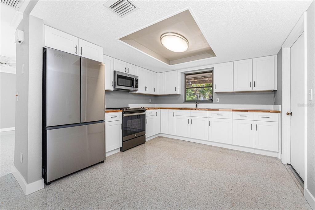 Active With Contract: $519,900 (2 beds, 2 baths, 1620 Square Feet)