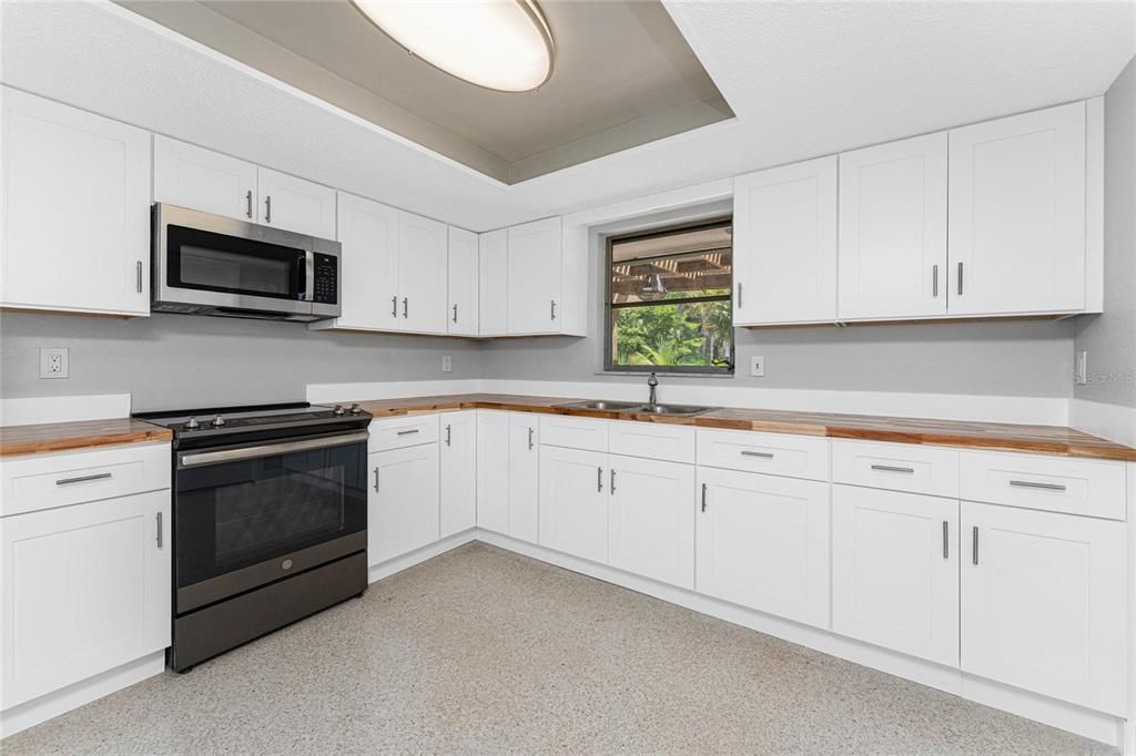 Active With Contract: $519,900 (2 beds, 2 baths, 1620 Square Feet)