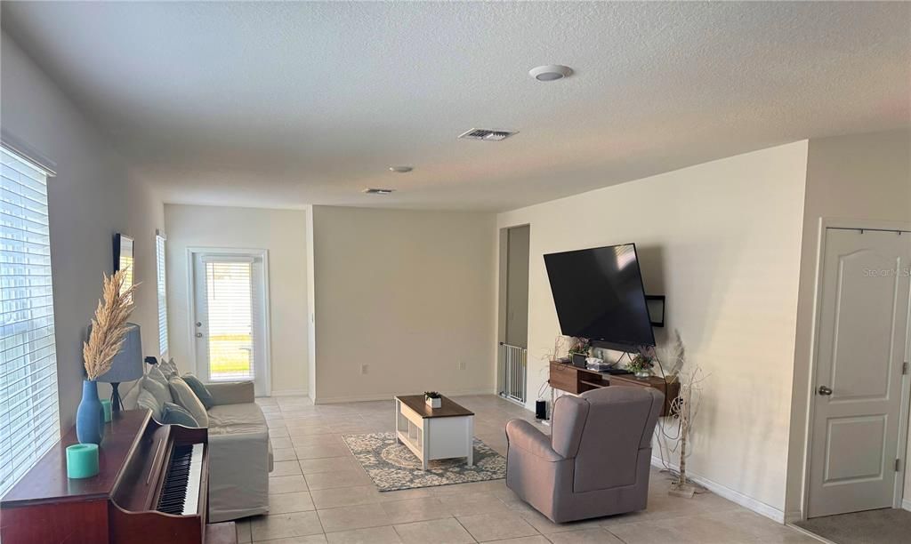 На продажу: $345,000 (4 спален, 2 ванн, 1665 Квадратных фут)