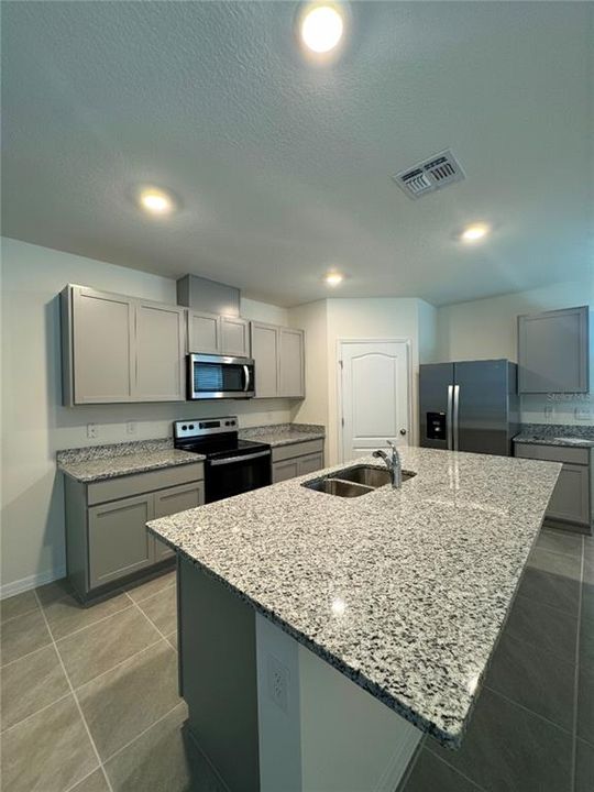 На продажу: $345,000 (4 спален, 2 ванн, 1665 Квадратных фут)