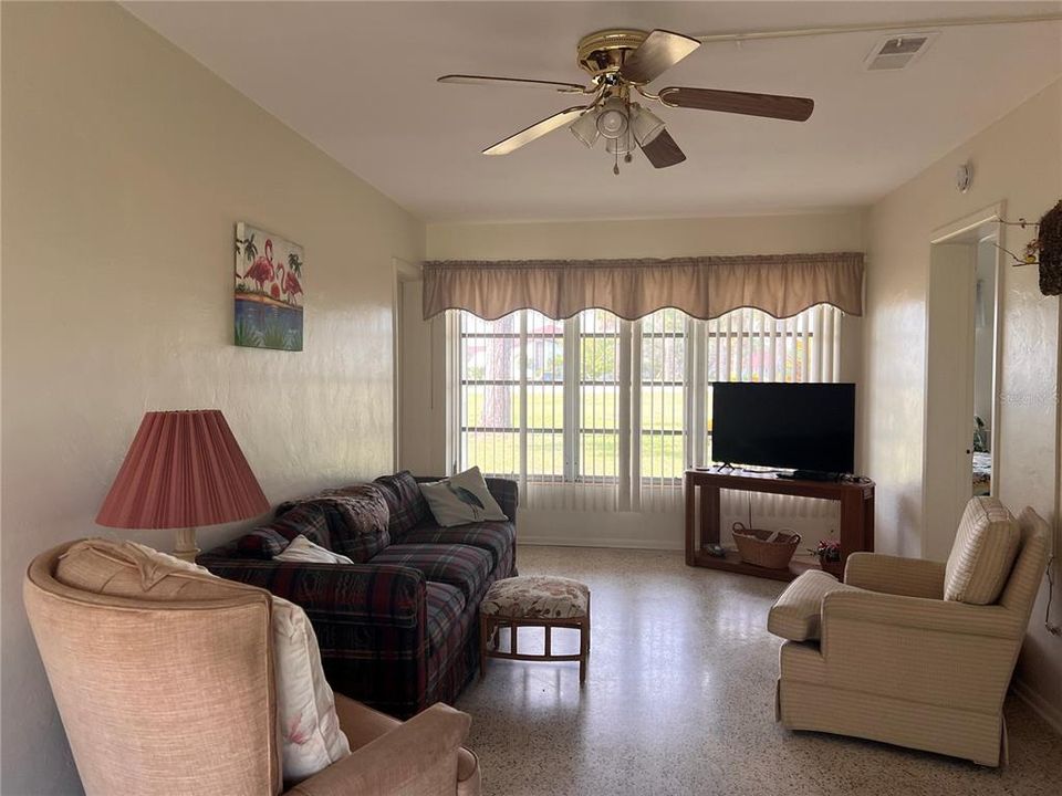 For Rent: $2,100 (3 beds, 3 baths, 1516 Square Feet)