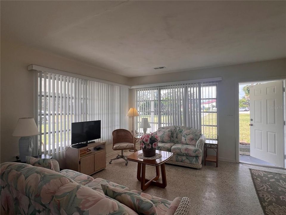 For Rent: $2,100 (3 beds, 3 baths, 1516 Square Feet)