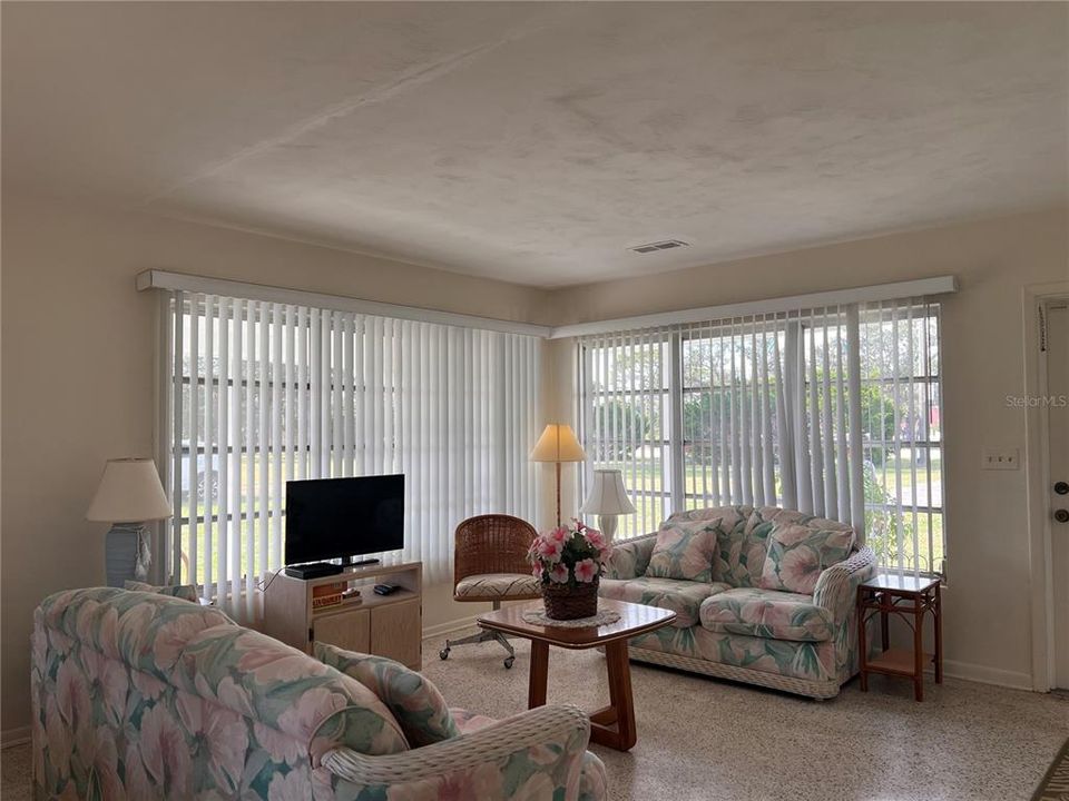 For Rent: $2,100 (3 beds, 3 baths, 1516 Square Feet)