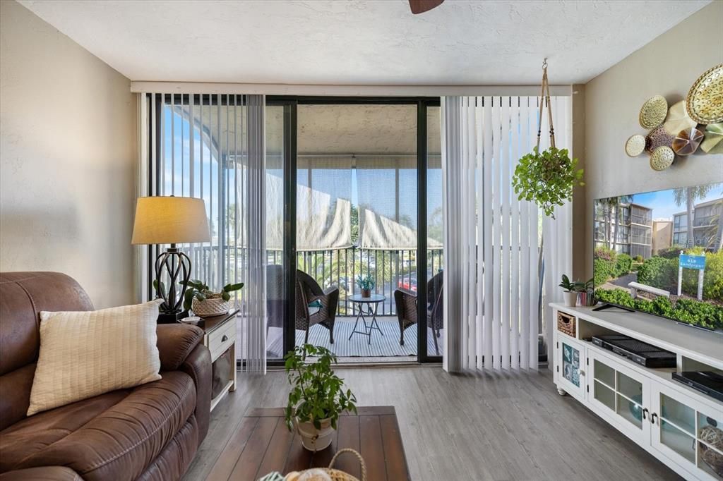 Под контрактом: $147,500 (2 спален, 2 ванн, 940 Квадратных фут)