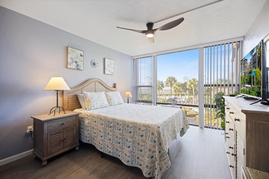 Под контрактом: $147,500 (2 спален, 2 ванн, 940 Квадратных фут)