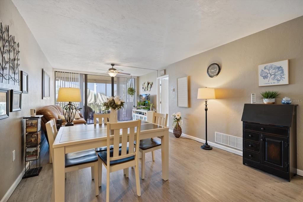 Под контрактом: $147,500 (2 спален, 2 ванн, 940 Квадратных фут)