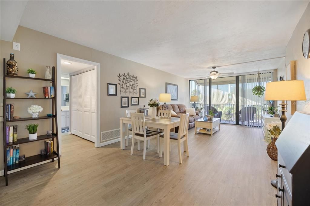 Под контрактом: $147,500 (2 спален, 2 ванн, 940 Квадратных фут)