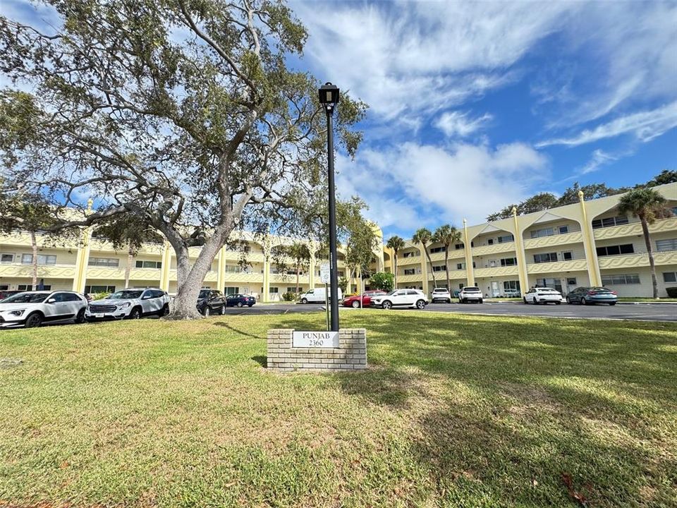 合同活跃: $144,750 (2 贝兹, 2 浴室, 1400 平方英尺)