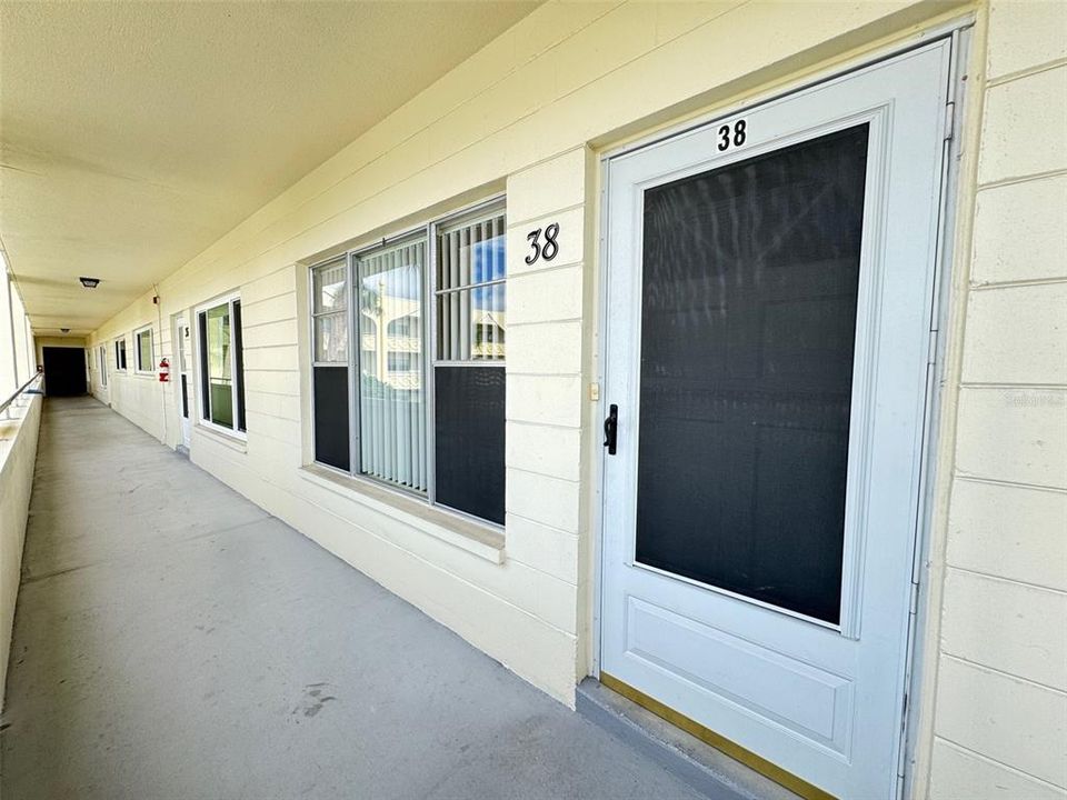 合同活跃: $144,750 (2 贝兹, 2 浴室, 1400 平方英尺)