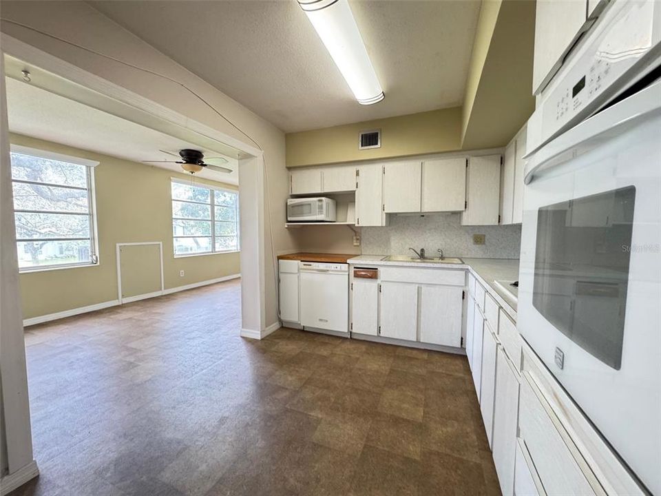 合同活跃: $144,750 (2 贝兹, 2 浴室, 1400 平方英尺)