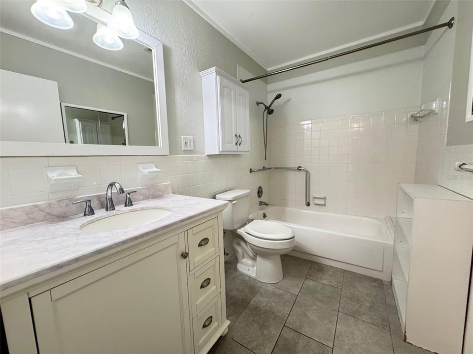 合同活跃: $144,750 (2 贝兹, 2 浴室, 1400 平方英尺)