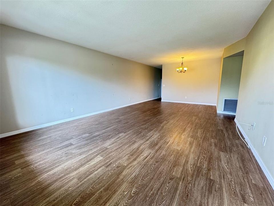 合同活跃: $144,750 (2 贝兹, 2 浴室, 1400 平方英尺)