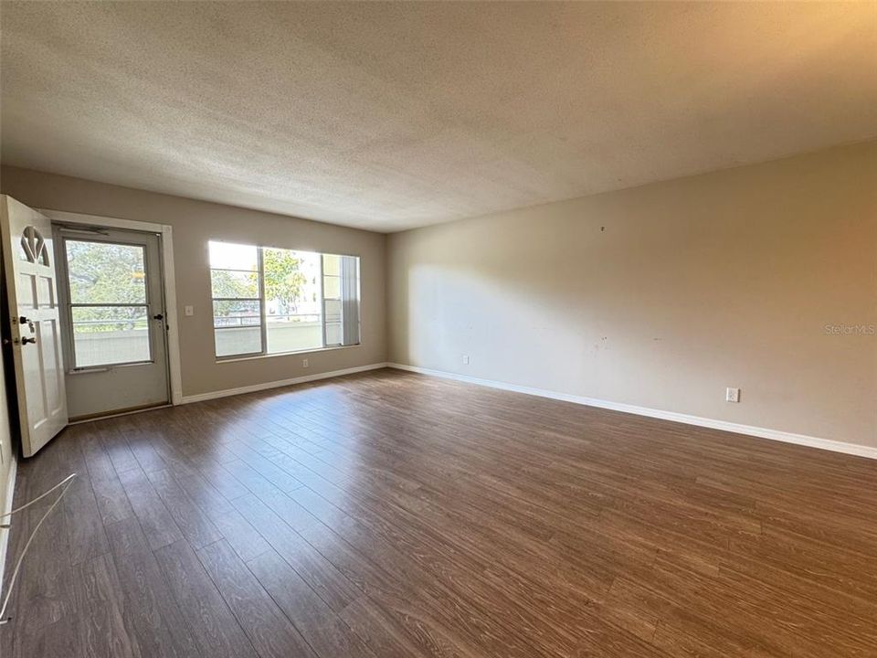 合同活跃: $144,750 (2 贝兹, 2 浴室, 1400 平方英尺)