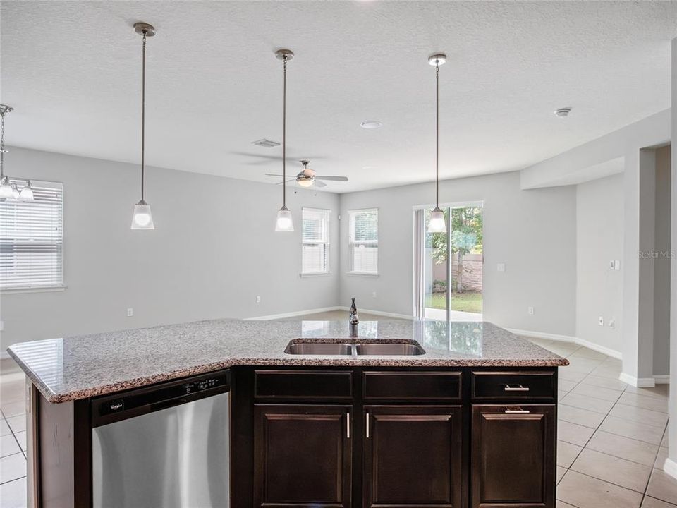 En Venta: $589,000 (3 camas, 3 baños, 2607 Pies cuadrados)