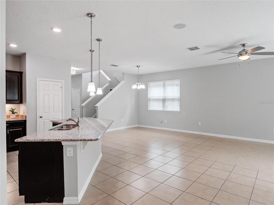 En Venta: $589,000 (3 camas, 3 baños, 2607 Pies cuadrados)