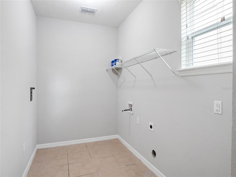 En Venta: $589,000 (3 camas, 3 baños, 2607 Pies cuadrados)