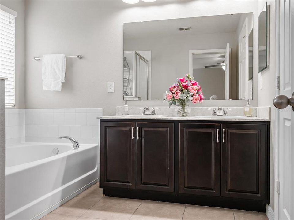 En Venta: $589,000 (3 camas, 3 baños, 2607 Pies cuadrados)