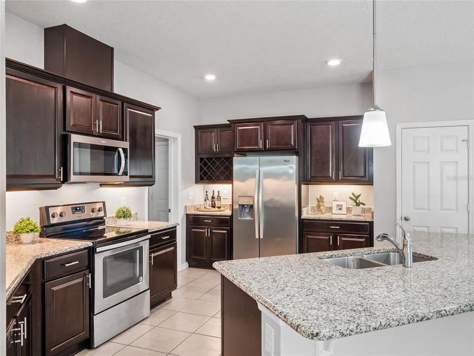 En Venta: $589,000 (3 camas, 3 baños, 2607 Pies cuadrados)