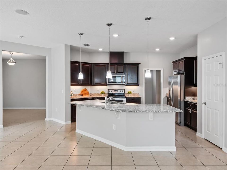 En Venta: $589,000 (3 camas, 3 baños, 2607 Pies cuadrados)